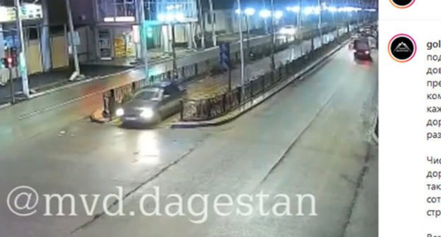 A passenger car driving on a footpath that separates the roadway in Khasavyurt. Screenshot of the Instagram post made by the Dagestani MIA: https://www.instagram.com/p/B7MO7kCIs59/ A passenger car driving on a footpath that separates the roadway in Khasavyurt. Screenshot of the Instagram post made by the Dagestani MIA: https://www.instagram.com/p/B7MO7kCIs59/