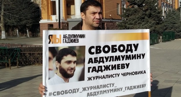 Magdi Kamalov, the founder of the "Chernovik", holds a picket in support of the journalist Abdulmumin Gadjiev. Makhachkala, January 20, 2020. Photo by Ilyas Kapiev for the "Caucasian Knot" Magdi Kamalov, the founder of the "Chernovik", holds a picket in support of the journalist Abdulmumin Gadjiev. Makhachkala, January 20, 2020. Photo by Ilyas Kapiev for the "Caucasian Knot"