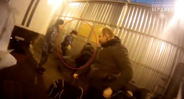 A colony employee is beating up the convicted Chechen Khasdin Murtazaliev. Screenshot of the video by the “Public Verdict” https://www.youtube.com/watch?v=MWVwt7vYPpg A colony employee is beating up the convicted Chechen Khasdin Murtazaliev. Screenshot of the video by the “Public Verdict” https://www.youtube.com/watch?v=MWVwt7vYPpg
