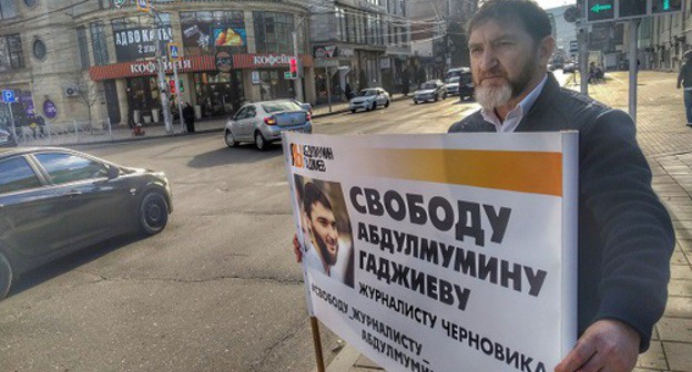 Makhachkala resident Murtazali takes part in a series of pickets for the first time. Photo by Ilyas Kapiev for the Caucasian Knot Makhachkala resident Murtazali takes part in a series of pickets for the first time. Photo by Ilyas Kapiev for the Caucasian Knot