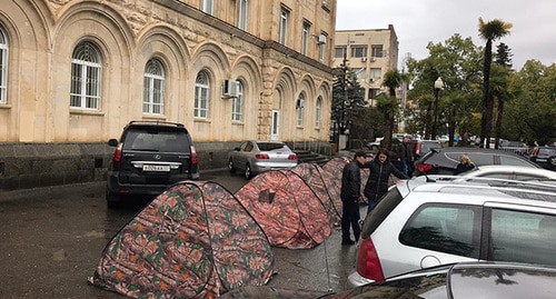 Participants of rally in front of the Parliament of Abkhazia. Photo courtesy of the activists