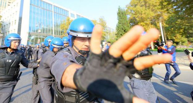 The police interferes with the journalists' work, October 2019. Photo by Aziz Karimov for the "Caucasian Knot" The police interferes with the journalists' work, October 2019. Photo by Aziz Karimov for the "Caucasian Knot"