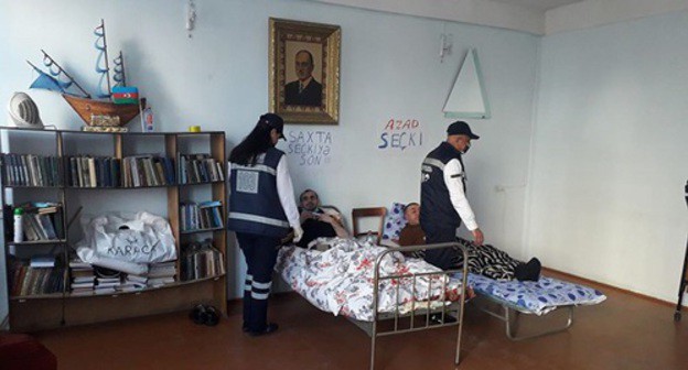 Doctors examine hunger-strikers. Photo from Elman Guliev's page on Facebook https://www.facebook.com/photo.php?fbid=2915991605129740&set=pcb.2915991671796400&type=3&theater" Doctors examine hunger-strikers. Photo from Elman Guliev's page on Facebook https://www.facebook.com/photo.php?fbid=2915991605129740&set=pcb.2915991671796400&type=3&theater"