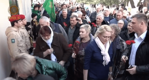 Memorial events involving relatives of the deceased soldiers from the Pskov Airborne Division and Ramzan Kadyrov. Screenshot from video posted on Kadyrov's Instagram page: https://www.instagram.com/p/B9HsLPuoKzd/ Memorial events involving relatives of the deceased soldiers from the Pskov Airborne Division and Ramzan Kadyrov. Screenshot from video posted on Kadyrov's Instagram page: https://www.instagram.com/p/B9HsLPuoKzd/