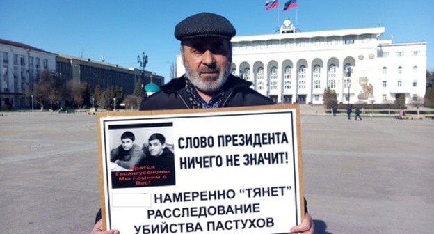Murtazali Gasanguseinov resumes holding solo pickets in Makhachkala. Photo by Rasul Magomedov for the Caucasian Knot Murtazali Gasanguseinov resumes holding solo pickets in Makhachkala. Photo by Rasul Magomedov for the Caucasian Knot