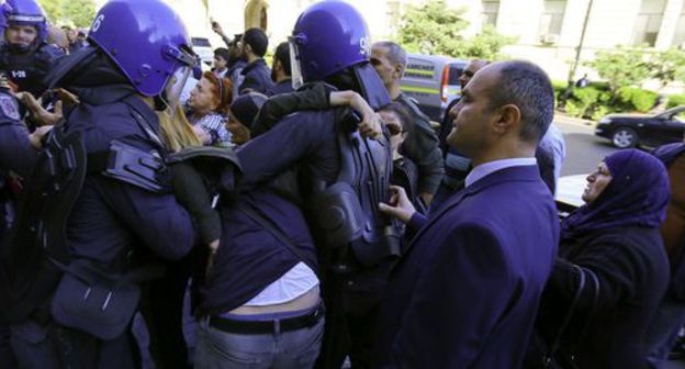 Police detain a participant of rally in Baku. Photo by Aziz Karimov for the Caucasian Knot Police detain a participant of rally in Baku. Photo by Aziz Karimov for the Caucasian Knot
