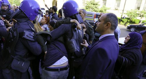 Police detain a participant of rally in Baku. Photo by Aziz Karimov for the Caucasian Knot