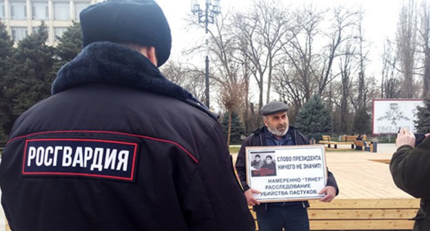 Murtazali Gasanguseinov holds solo pickets in Makhachkala, March 5, 2020. Photo by Rasul Magomedov for the Caucasian Knot Murtazali Gasanguseinov holds solo pickets in Makhachkala, March 5, 2020. Photo by Rasul Magomedov for the Caucasian Knot