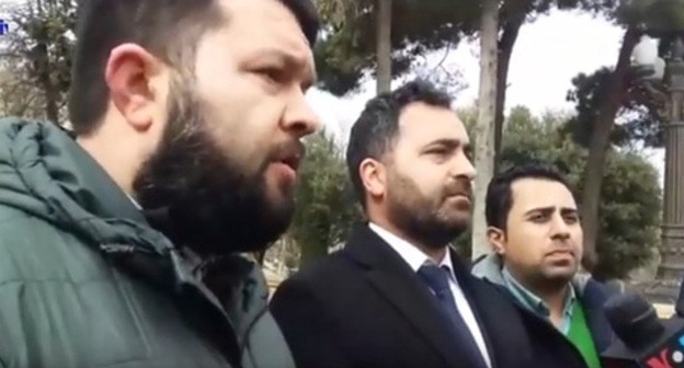 Protest action at the Constitutional Court building. Screenshot from the video posted by Turan İnformasiya Agentliyi at: https://www.youtube.com/watch?v=gFvINEgzmtU&feature=emb_title Protest action at the Constitutional Court building. Screenshot from the video posted by Turan İnformasiya Agentliyi at: https://www.youtube.com/watch?v=gFvINEgzmtU&feature=emb_title