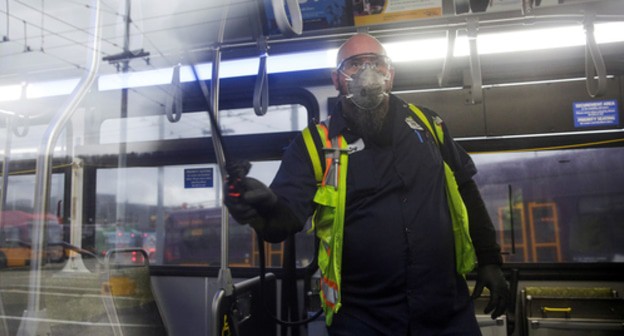 Subway worker conducting disinfection of buses to prevent spread of coronavirus. Photo: REUTERS / Jason Redmond Subway worker conducting disinfection of buses to prevent spread of coronavirus. Photo: REUTERS / Jason Redmond