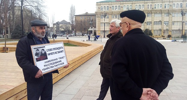 Murtazali Gasanguseinov (left) holds solo picket in Makhachkala, March 5, 2020. Photo by Rasul Magomedov for the Caucasian Knot Murtazali Gasanguseinov (left) holds solo picket in Makhachkala, March 5, 2020. Photo by Rasul Magomedov for the Caucasian Knot