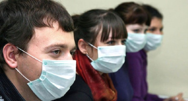 Young people wearing medical masks. Photo: http://pikadmin.ru/ Young people wearing medical masks. Photo: http://pikadmin.ru/