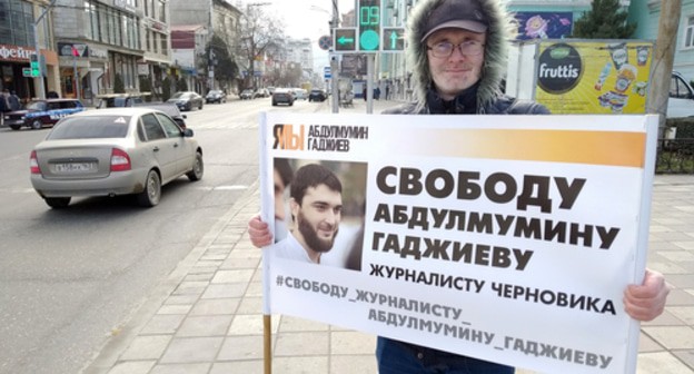 Magomed Magomedov, the deputy editor-in-chief of the "Chernovik" (Draft), at a picket in support of Abdulmumin Gadjiev. Photo by Ilyas Kapiev for the "Caucasian Knot" Magomed Magomedov, the deputy editor-in-chief of the "Chernovik" (Draft), at a picket in support of Abdulmumin Gadjiev. Photo by Ilyas Kapiev for the "Caucasian Knot"
