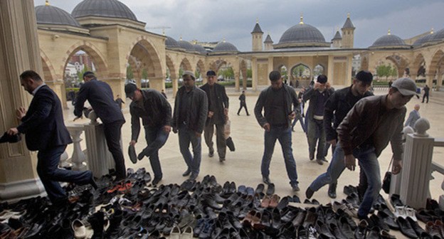 Believers at the entrance to a mosque. Photo: REUTERS/Maxim Shemetov Believers at the entrance to a mosque. Photo: REUTERS/Maxim Shemetov