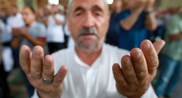A believer in a mosque. Photo by Aziz Karimov for the "Caucasian Knot" A believer in a mosque. Photo by Aziz Karimov for the "Caucasian Knot"