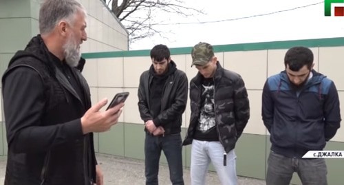 Adam Delimkhanov (left) and young people. Screenshot: https://www.youtube.com/watch?v=d2rEsTrWRUA Adam Delimkhanov (left) and young people. Screenshot: https://www.youtube.com/watch?v=d2rEsTrWRUA