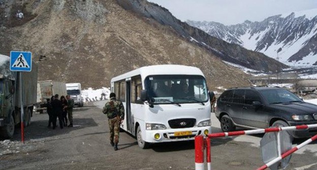 Russia-South Ossetia border, "Ruk" checkpoint. Photo: http://osinform.org/49495-na-granice-yuzhnoy-osetii-uzhestochili-pravila-vezda-pogranichniki-obyasnili-pochemu.html Russia-South Ossetia border, "Ruk" checkpoint. Photo: http://osinform.org/49495-na-granice-yuzhnoy-osetii-uzhestochili-pravila-vezda-pogranichniki-obyasnili-pochemu.html