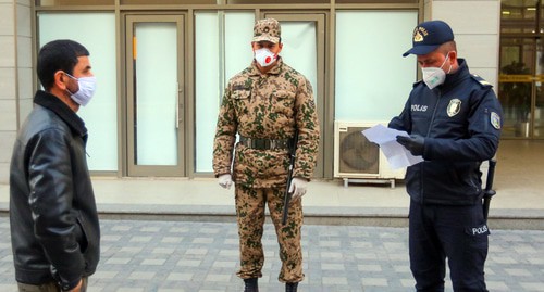 A police officer and a federal army soldier in a street in Baku during the quarantine. Photo by Aziz Karimov for the "Caucasian Knot" A police officer and a federal army soldier in a street in Baku during the quarantine. Photo by Aziz Karimov for the "Caucasian Knot"