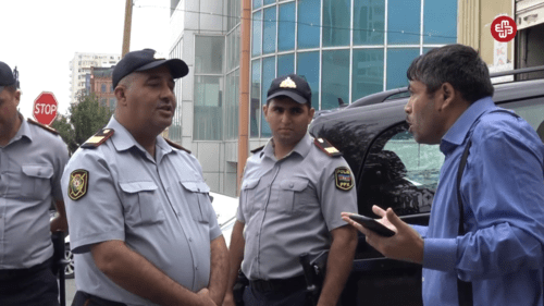 Journalist Tezekhan Miralamli arguing with policemen, September 11, 2019. Screenshot: https://www.facebook.com/MeydanTelevision/videos/671447066668670/?v=671447066668670 Journalist Tezekhan Miralamli arguing with policemen, September 11, 2019. Screenshot: https://www.facebook.com/MeydanTelevision/videos/671447066668670/?v=671447066668670