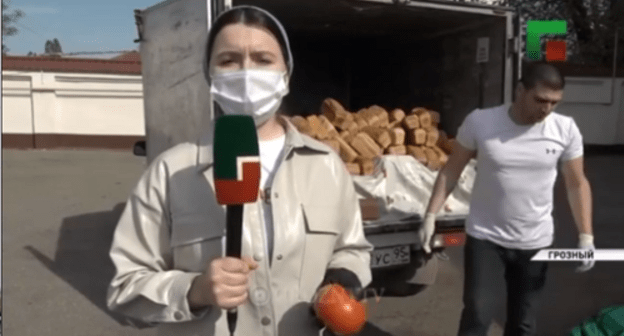 ChGTRK correspondent reports on distribution of grocery sets among poor families in Chechnya. Screenshot from ChGTRK 'Grozny' broadcasting: https://www.instagram.com/p/B_o0V6-FTSr/ ChGTRK correspondent reports on distribution of grocery sets among poor families in Chechnya. Screenshot from ChGTRK 'Grozny' broadcasting: https://www.instagram.com/p/B_o0V6-FTSr/