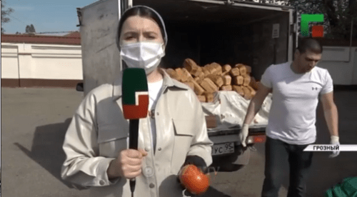 ChGTRK correspondent reports on distribution of grocery sets among poor families in Chechnya. Screenshot from ChGTRK 'Grozny' broadcasting: https://www.instagram.com/p/B_o0V6-FTSr/ ChGTRK correspondent reports on distribution of grocery sets among poor families in Chechnya. Screenshot from ChGTRK 'Grozny' broadcasting: https://www.instagram.com/p/B_o0V6-FTSr/
