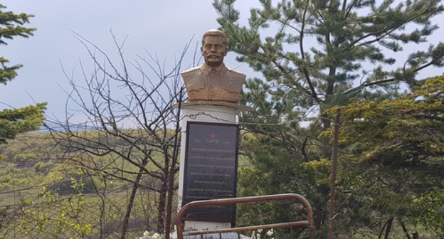 Stalin bust in the village of Zar of the Tskhinval Region. Photo by Anna Djioyeva for the Caucasian Knot Stalin bust in the village of Zar of the Tskhinval Region. Photo by Anna Djioyeva for the Caucasian Knot