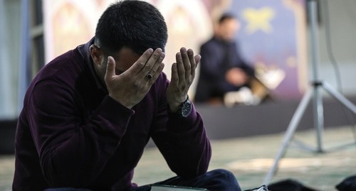 A prayer. Photo by Aziz Karimov for the "Caucasian Knot" A prayer. Photo by Aziz Karimov for the "Caucasian Knot"