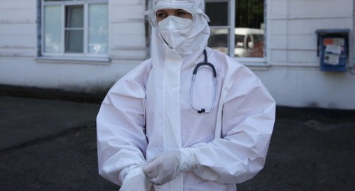 A doctors in protective gear. Photo by the press service of "Volnoye Delo" fund http://volnoe-delo.ru A doctors in protective gear. Photo by the press service of "Volnoye Delo" fund http://volnoe-delo.ru