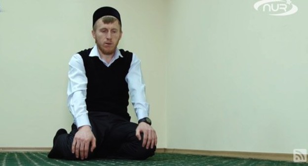 A Muslim. Screenshot of the video "How to Pray (Read Namaz)" https://youtu.be/R3A0Ct-D_yA A Muslim. Screenshot of the video "How to Pray (Read Namaz)" https://youtu.be/R3A0Ct-D_yA