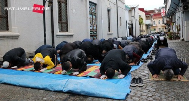 Collective namaz in Batumi, May 24, 2020. Believers were praying not only inside the mosque, but outside as well. Photo: Manana Kveliashvili, Batumelebi.netgazeti.ge Collective namaz in Batumi, May 24, 2020. Believers were praying not only inside the mosque, but outside as well. Photo: Manana Kveliashvili, Batumelebi.netgazeti.ge