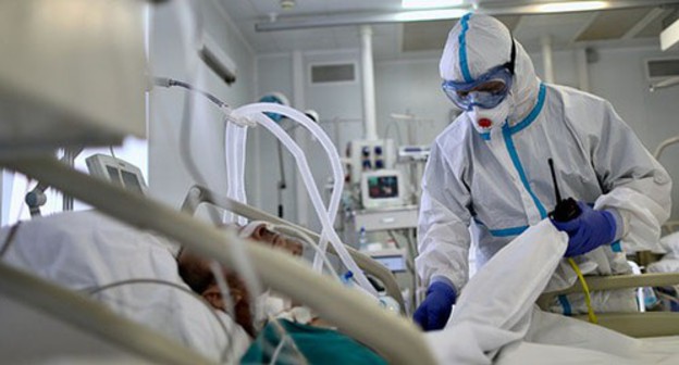 Medical worker near a patient who was put on a ventilator. Photo:: Kirill Zykov/Moscow News Agency/Handout via REUTERS Medical worker near a patient who was put on a ventilator. Photo:: Kirill Zykov/Moscow News Agency/Handout via REUTERS