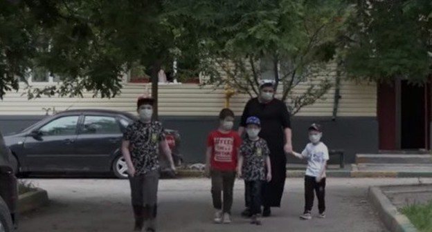 A family on a walk. Grozny, Chechnya. Screenshot of the video https://newsvideo.su/video/12844096 A family on a walk. Grozny, Chechnya. Screenshot of the video https://newsvideo.su/video/12844096