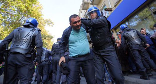 Policemen detain an activist in Baku. Photo by Aziz Karimov for the Caucasian Knot Policemen detain an activist in Baku. Photo by Aziz Karimov for the Caucasian Knot