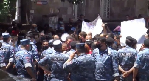 Police in Armenia at the action of supporters of Gagik Tsarukyan. Screenshot of the video at the NEWS AM channel
https://www.youtube.com/watch?time_continue=2&v=ERHHoyz1_R4&feature=emb_logo Police in Armenia at the action of supporters of Gagik Tsarukyan. Screenshot of the video at the NEWS AM channel
https://www.youtube.com/watch?time_continue=2&v=ERHHoyz1_R4&feature=emb_logo