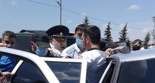 Participants of the protest of forced migrants talk to law enforcers. Magas. Photo by Umar Yovloy for the "Caucasian Knot" Participants of the protest of forced migrants talk to law enforcers. Magas. Photo by Umar Yovloy for the "Caucasian Knot"