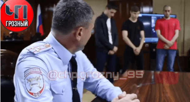 A policeman scolds three residents of Chechnya for dangerous driving. Screeshot: https://www.instagram.com/p/CCfhrStFt-X/. A policeman scolds three residents of Chechnya for dangerous driving. Screeshot: https://www.instagram.com/p/CCfhrStFt-X/.