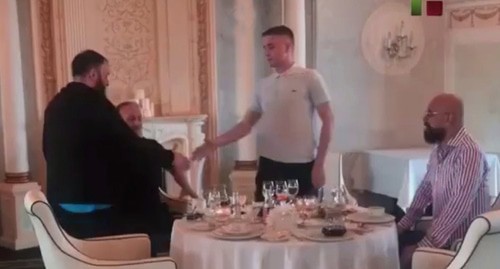 Chechen blogger Zelimkhan Zelimkhanov shakes hands with Svyatoslav Kovalenko. Screenshot https://www.instagram.com/p/CCmDn0FFJfJ/ Chechen blogger Zelimkhan Zelimkhanov shakes hands with Svyatoslav Kovalenko. Screenshot https://www.instagram.com/p/CCmDn0FFJfJ/