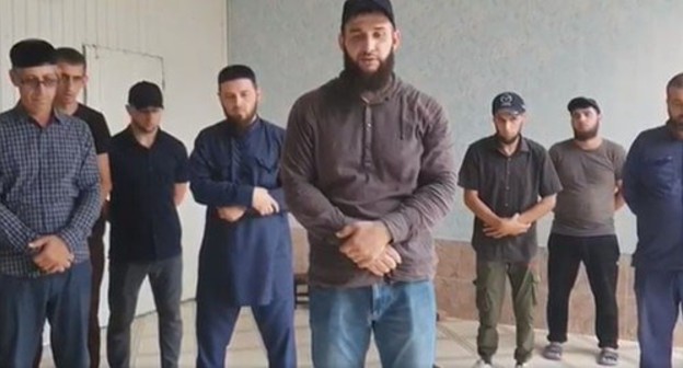 Men from among relatives of blogger Mamikhan Umarov, a critic of the Chechen authorities, who was killed in Vienna, in a video appeal. Screenshot: https://web.facebook.com/100036269079380/videos/293926278493006 Men from among relatives of blogger Mamikhan Umarov, a critic of the Chechen authorities, who was killed in Vienna, in a video appeal. Screenshot: https://web.facebook.com/100036269079380/videos/293926278493006