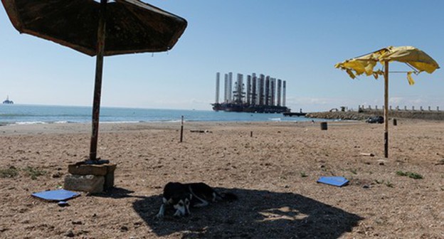 Beach in Baku. Photo: REUTERS/Grigory Dukor Beach in Baku. Photo: REUTERS/Grigory Dukor