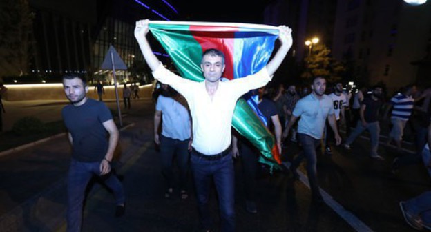 Participants of a spontaneous rally in support of the Azerbaijani army on the night of July 15, 2020. Photo by Aziz Karimov for the Caucasian Knot Participants of a spontaneous rally in support of the Azerbaijani army on the night of July 15, 2020. Photo by Aziz Karimov for the Caucasian Knot