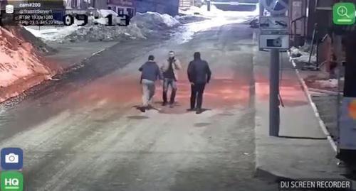 Frame from CCTV camera depicting a moment shortly before the murder of Khusei Makitov. Photo: Rustam Kalibat https://www.facebook.com/groups/105503963342952/permalink/174894366403911/ Frame from CCTV camera depicting a moment shortly before the murder of Khusei Makitov. Photo: Rustam Kalibat https://www.facebook.com/groups/105503963342952/permalink/174894366403911/