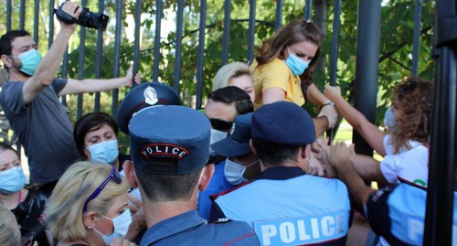The detention of the participants of a protest action in support of Jermuk residents on August 9. Photo by Tigran Petrosyan for the "Caucasian Knot" The detention of the participants of a protest action in support of Jermuk residents on August 9. Photo by Tigran Petrosyan for the "Caucasian Knot"