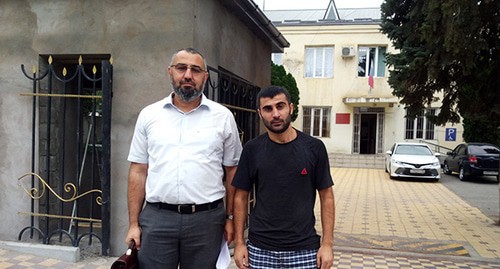 Anvar Muradov (on the right) with his advocate Murad Velikhanov near the Magaramkent District Court which decided to transfer him under house arrest. August 14, 2020. Photo by Rasul Magomedov for the "Caucasian Knot" Anvar Muradov (on the right) with his advocate Murad Velikhanov near the Magaramkent District Court which decided to transfer him under house arrest. August 14, 2020. Photo by Rasul Magomedov for the "Caucasian Knot"