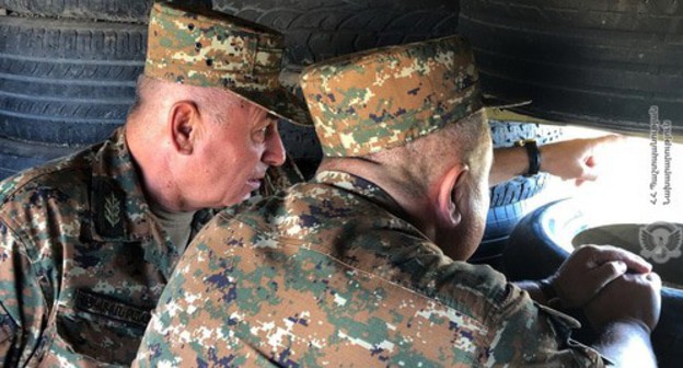 Monitor compliance on the part of the 5th fighting connections of a military unit N in combat positions of Armenia. Photo by the press service of the Armenian Ministry of Defence Monitor compliance on the part of the 5th fighting connections of a military unit N in combat positions of Armenia. Photo by the press service of the Armenian Ministry of Defence