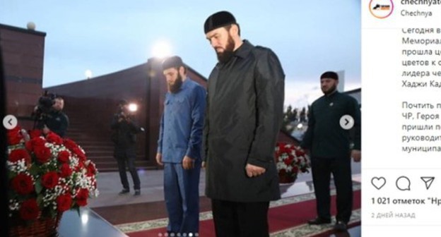 Laying flowers to Akhmat Kadyrov's obelisk. Screenshot https://www.instagram.com/p/CEOitPhpjmn/ Laying flowers to Akhmat Kadyrov's obelisk. Screenshot https://www.instagram.com/p/CEOitPhpjmn/