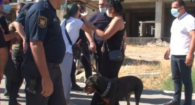 An action of zoo activists in Baku. Photo: https://www.amerikaninsesi.org/a/heyvan-müdafiəçilərinin-aksiyasının-qarşısı-alınıb-/5560160.html An action of zoo activists in Baku. Photo: https://www.amerikaninsesi.org/a/heyvan-müdafiəçilərinin-aksiyasının-qarşısı-alınıb-/5560160.html