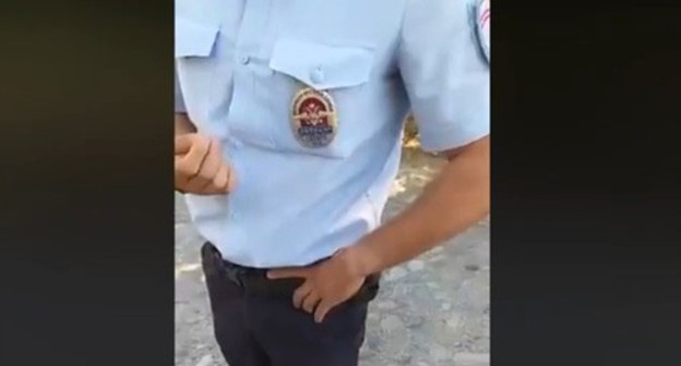 A policeman who stopped David Kankiya in the street. Screenshot: https://www.facebook.com/david.kankiya/posts/3279023522156256 A policeman who stopped David Kankiya in the street. Screenshot: https://www.facebook.com/david.kankiya/posts/3279023522156256