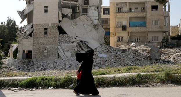 War in Syria. A woman with a child. Photo: REUTERS/Khalil Ashawi War in Syria. A woman with a child. Photo: REUTERS/Khalil Ashawi