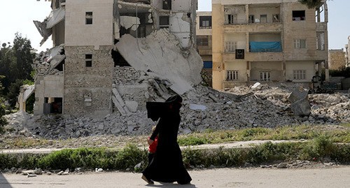 War in Syria. A woman with a child. Photo: REUTERS/Khalil Ashawi War in Syria. A woman with a child. Photo: REUTERS/Khalil Ashawi