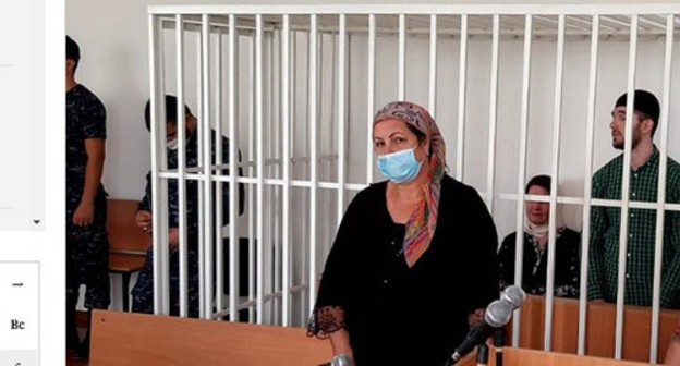 Lizan Isakova, a resident of Grozny, and her son Khazbulat in the courtroom. Screenshot: Grozny information agency https://grozny-inform.ru/news/society/122161/ Lizan Isakova, a resident of Grozny, and her son Khazbulat in the courtroom. Screenshot: Grozny information agency https://grozny-inform.ru/news/society/122161/